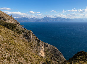 Vista mare nel tratto terminale del Vallone Trarro, sotto la Torre del Morrice.