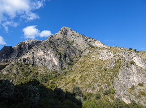 La Timpa del Piombo, la cuspide rocciosa che domina la Spiaggia del Marcellino.