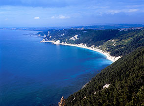 La costa meridionale del Conero con la Spaiggia di San Michele e Sirolo, vista dal Passo del Lupo.