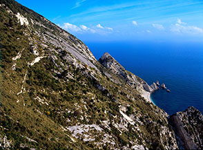 Il magnifico fianco orientale del Monte Conero con la Valle delle Velare, il Grande Scivolo e la Spiaggia delle Due Sorelle (dal Passo del Lupo).
