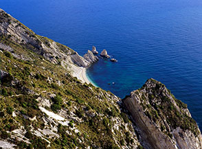 I faraglioni delle Due Sorelle visti dal Passo del Lupo.