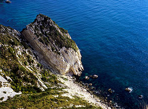 Il grande sperone di roccia ai piedi della Valle delle Velare (costa orientale del Conero).