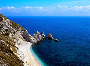 La spiaggia, &ldquo;i libri&rdquo; (gli speroni di roccia bianca stratificata) ed i faraglioni delle Due Sorelle al Conero.