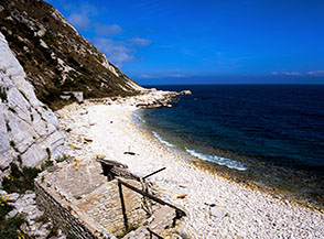 La Spiaggia dei Gabbiani sulla costa orientale del Monte Conero.