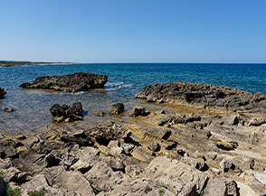 Scorcio di costa presso Punta Is Arutas.