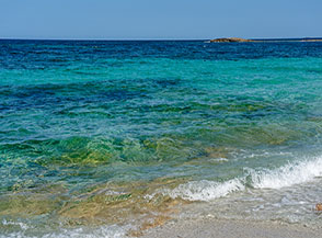 Riflessi color smeraldo nelle acque della Spiaggia di Is Arutas.