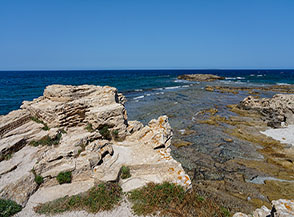 Scorcio di costa presso Punta Su Bardoni (sullo sfondo).
