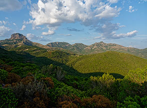 Vista sui monti di Arbus: da sx la monolitica torre di Monte Arcuentu, al centro il Monte Maiori, e sulla dx Punta Pubusinu.