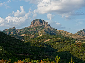La monolitica torre del Monte Arcuentu, apice di un massiccio vulcano che un tempo occupava l&rsquo;area.