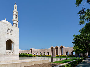 Nei giardini della Sultan Qaboos Grand Mosque di Muscat.