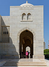 Porta laterale di accesso alla Sultan Qaboos Grand Mosque.