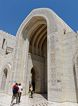 Uno dei due archi monumentali che si fronteggiano all&rsquo;ingresso della Sultan Qaboos Grand Mosque.