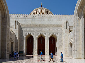 Ingresso alla Sultan Qaboos Grand Mosque, la pi&ugrave; grande moschea dell&rsquo;Oman e l&rsquo;unica aperta al pubblico.