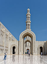 Cortile meridionale della Sultan Qaboos Grand Mosque.