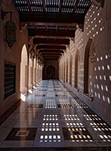 &ldquo;Binari di luce&ldquo; (uno dei due lunghi porticati che corrono sulle ali della Sultan Qaboos Grand Mosque).