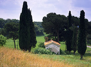 Chiesetta all&rsquo;inizio di Via Torretta dei Massimi nella tenuta.