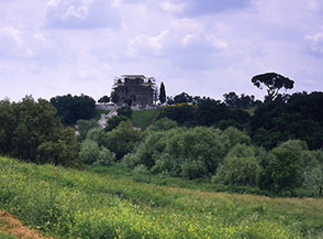 La settecentesca Villa di York nella Valle dei Casali.