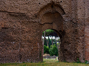 Una delle entrate alle Sale scoperte per esercizi (Terme di Caracalla).