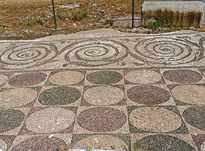 Mosaici policromi sul pavimento della Palestra Occidentale alle Terme di Caracalla.
