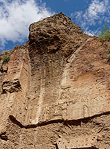 Le impressionanti pareti che delimitano l&rsquo;area del Frigidarium (Terme di Caracalla).