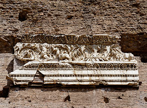 Particolare di fregio alla Palestra Orientale alle Terme di Caracalla.