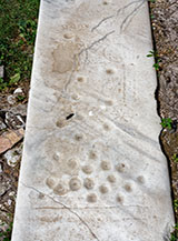 Tabula lusoria (gioco da tavolo in uso tra i romani antichi) incisa sul marmo di un gradino.