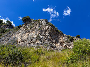Bellissime falesie rocciose ci accompagnano verso il Vallone del Marcellino.