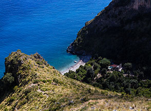 La Spiaggia del Marcellino fa capolino allo sbocco del vallone omonimo.