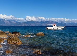 Barca alla fonda alla Baia dei Francesi.