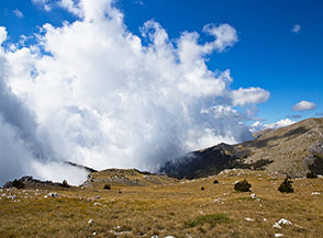 Il dolce pendio che accompagna nel tratto iniziale la cresta di Celza Bianca (sulla sx).