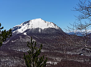 Imponente la Serra Dolcedorme si eleva di fronte a noi (dal Timpone Canocchiello).