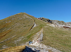 La prativa cresta delle Gravare di Sopra.