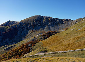 Vista su Valle delle Gravare dal Colle delle Gravare di Sopra, sullo sfondo Cima delle Gravare di Sotto e Finestra Aremogna (all&rsquo;estrema sx).