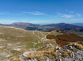 Panorama dal Dente del Macchione verso nord-est.