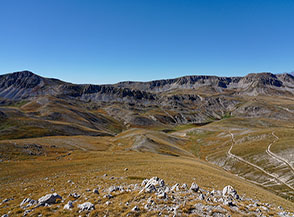 Panorama verso sud-ovest dalla cima altimetrica delle Toppe del Tesoro, sullo sfondo le cresta di Serra le Gravare (con il Monte Greco a dx) e di Serra Rocca Chiarano.
