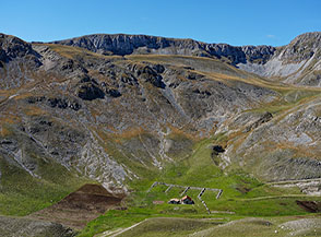 Affaccio sulla verde conca che ospita lo Stazzo Pantaniello (da Colle Pantaniello Orientale).