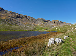 Sulle sponde del Lago Pantaniello in una solare giornata autunnale.