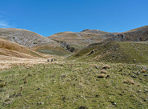 Nella valletta prativa che si risale a monte del Lago Pantaniello.
