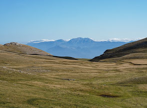I dolci pascoli di Antone Rotondo guidano il nostro sguardo verso la catena del Matese all&rsquo;orizzone, mentre la punta di roccette all&rsquo;estrema sx &egrave; Cima di Valle Fredda.