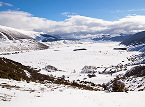 Vista sul Piano delle Cinque Miglia innevato.