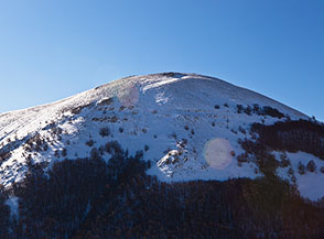 La cima di Serra Sparvera vista da est.