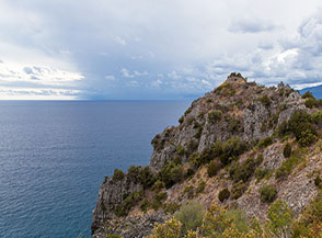 Punta Mezzanotte, su cui si trovano i ruderi di una delle 57 torri saracene che furono costruite lungo la costa cilentana.