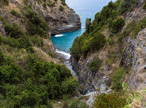 La recondita e piccola Spiaggia di Mezzanotte allo sbocco del Vallone omonimo.