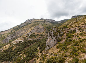 Il versante meridionale del Monte Ceraso alle cui pendici passa il Sentiero Apprezzami l&rsquo;asino.