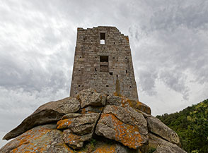 Ai piedi della massiccia Torre San Giovanni sulla strada per Monte Perrone.