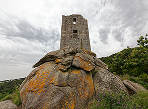 Il colletto di granito su cui si erge la Torre San Giovanni.