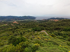 Vista a valle da Torre San Giovanni: si vede sulla sx il paese di Sant&rsquo;Ilario e sulla dx quello di San Piero in Campo, mentre sullo sfondo &egrave; il Golfo di Campo.