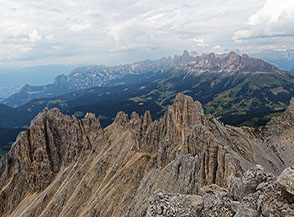 Da Cima del Forcellone vista sulla Cresta dei Campanili, tra Punta Chiesa (sulla sx) e Forcella dei Campanili, sullo sfondo lo Sciliar ed il Catinaccio.