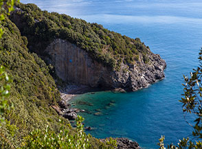 Affaccio su Punta Garagliano e la piccola Spiaggia del Porticello.
