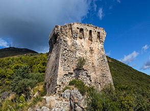 Torre Spinosa, una delle 57 torri costruite lungo la costa cilentana per contrastare le incursioni saracene.